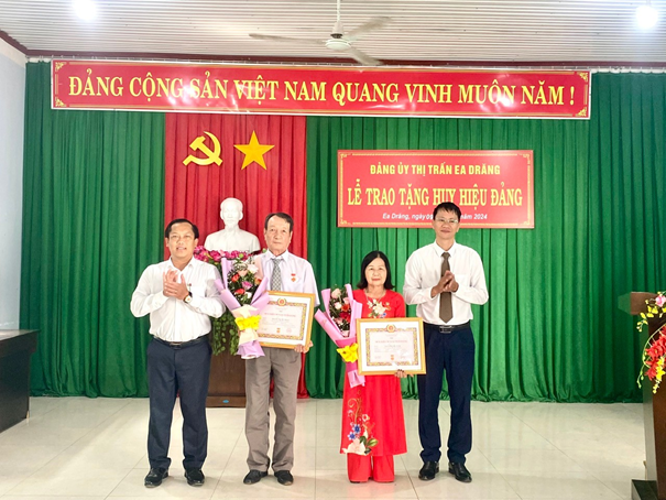 Đảng ủy thị trấn Ea Drăng trao huy hiệu Đảng cho đảng viên